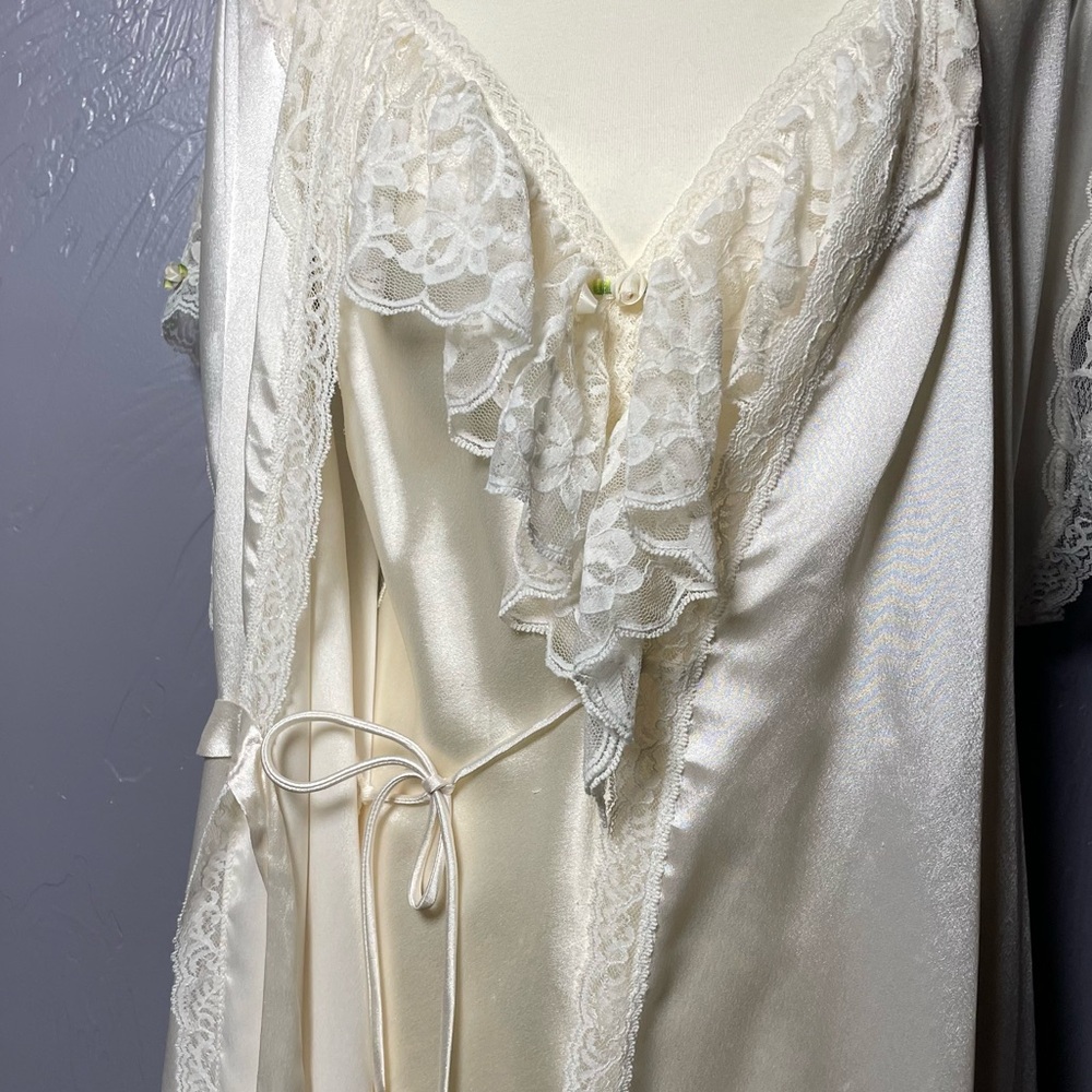 🔥VINTAGE LILY OF FRANCE 60s 70s 80s Lace Nightgown Robe Chemise Set Cream - Picture 2 of 16